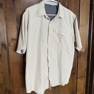 NWOT Men’s Wrangler beige vented outdoor Short Sleeve button down fishing Size L